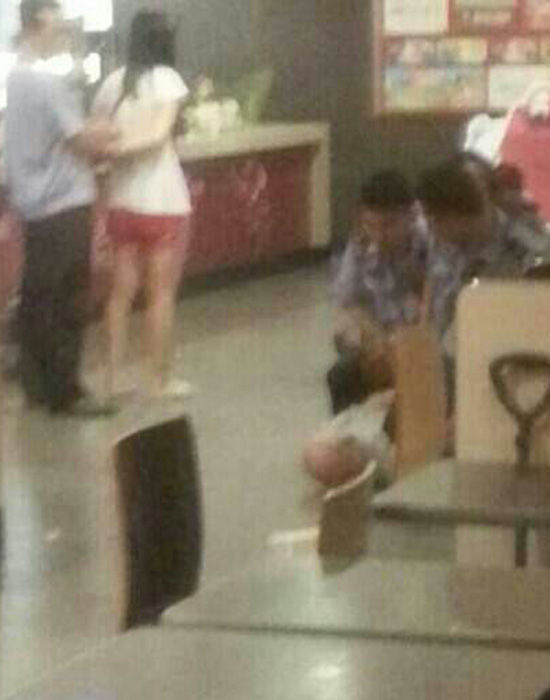 Sektenmitglieder erschlagen junge Frau in Schnellrestaurant