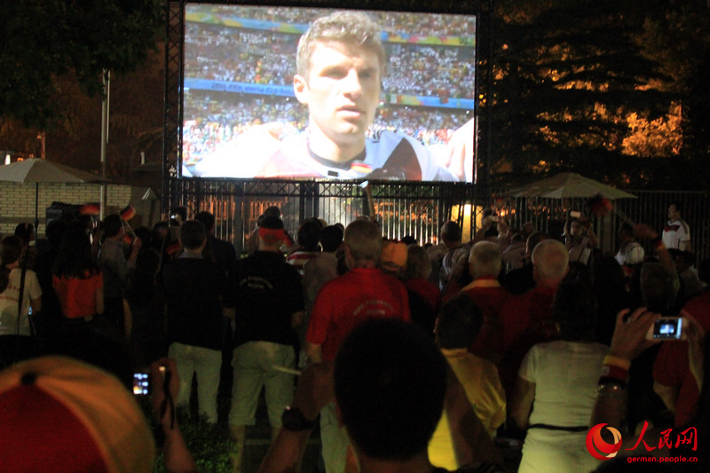 Eine magische Fu?ballnacht in der deutschen Botschaft (Video)