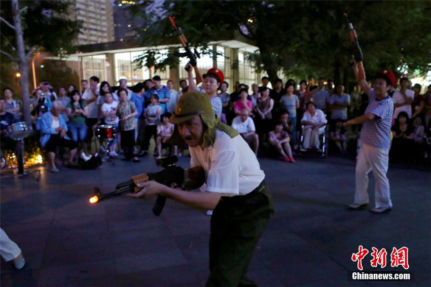 Anti-japanischer Volkstanz in Beijing