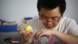 Mit ?Nach-80er-Generation“ sind in China die zwischen 1980 und 1989 Geborenen gemeint. Von ihren Eltern einst verw?hnt, sind aus den ?Nach-80ern“ selbst Erzieher geworden. Einer von ihnen ist Liu Zhenghua.