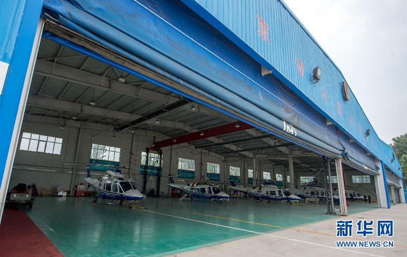 Beijings Hubschrauber-Polizei patrouilliert vor der Presse