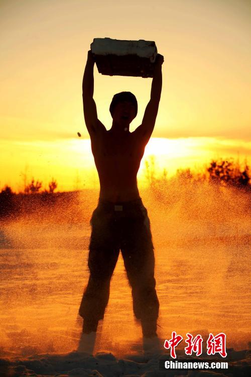 Soldaten st?hlen K?rper im Schnee