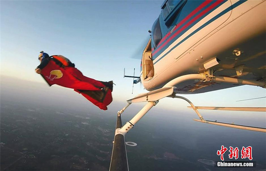 Asiens Wingsuit-Pionier springt erstmals aus niedriger H?he