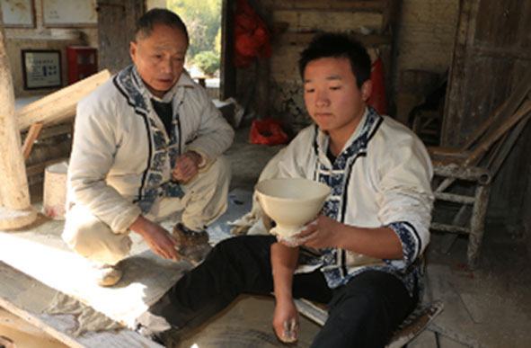 In Jingdezhen, Chinas Porzellan-Hauptstadt, sind auch heute noch viele Handwerker zu sehen. Sie haben das Wissen über das  Keramikgewerbe von ihren Vorfahren geerbt und geben ihre Erfahrung an die n?chste Generation weiter.