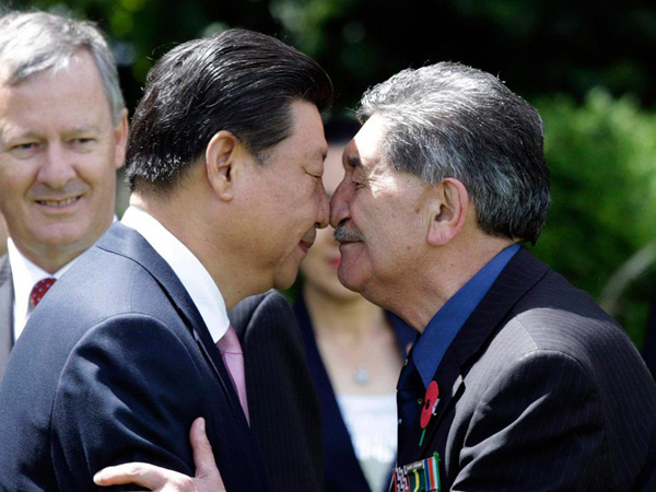 Dass es bei einem Staatsbesuch nicht immer tierisch ernst zugehen muss, bewies Chinas Pr?sident in Neuseeland. Nicht nur bei der traditionellen Maori-Begrü?ung hatte Xi die Lacher auf seiner Seite.