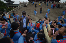 Afrika-Journalist unter Schülern