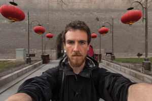 Er hat Sinologie studiert, China durchlaufen und auf Chinesisch ein Buch geschrieben. Christoph Rehage hat beinahe 1 Mio. Follower auf Chinas Twitter Weibo. In seiner Kolumne teilt der 32-J?hrige regelm??ig seine Meinung über China und Deutschland mit den Lesern von People’s Daily Online.雷克——在中國“一走成名”的德國人，擁有近百萬微博粉絲。在他的人民網雙語專欄中，兩國讀者可以一同品評這個下薩克森人對中德那些事兒的獨特觀點。