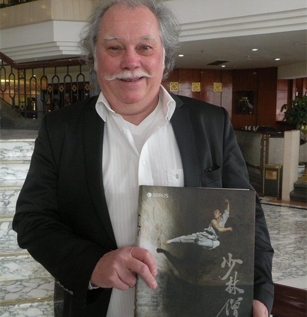 Kein Klischee pa?t oder alle treffen zuEs ranken sich viele Mythen um das Shaolin-Kloster und seine Praxis des Kungfu. In Wirklichkeit gibt es aber keine Geheimnisse, sondern nur ewiges üben. Davon erz?hlt Autor Felix Kurz, der als erster Europ?er hinter die Kulissen des berühmten Klosters blicken durfte.