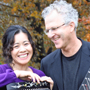 Ein musikalischer Dialog zwischen China und den AlpenAlpenl?ndische Zither trifft chinesische Guzheng. Das chinesisch-deutsche Musikerduo Xu Fengxia und Georg Glasl hat die beiden Volksinstrumente auf ihrem Konzert beim Beijing Modern Music Festival miteinander in Dialog treten lassen und dabei etwas ganz Neues geschaffen.