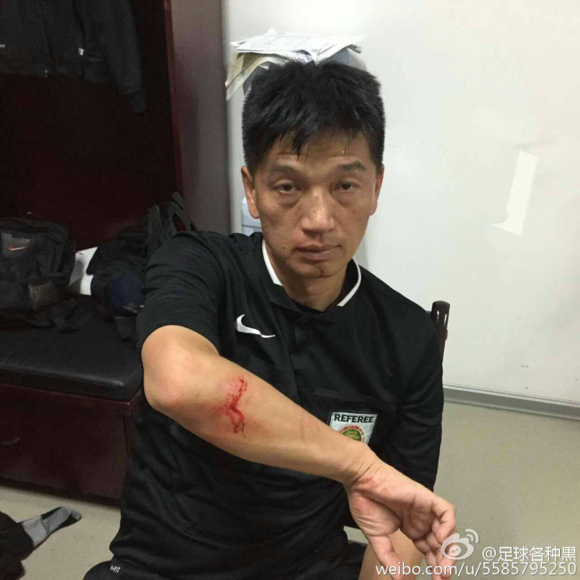 Ein Schiri gegen ein Team