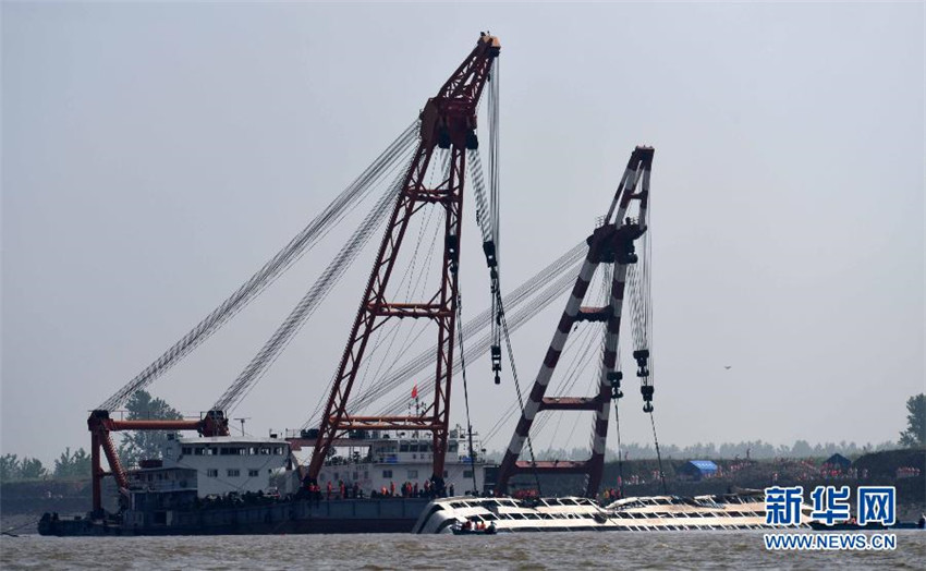 Einsatzteams richten Eastern Star auf