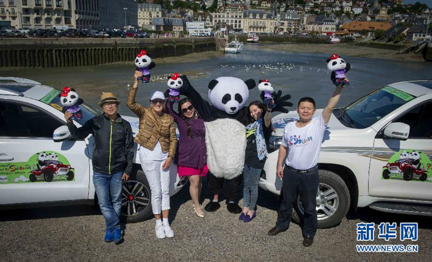 Europ?ische Gruppe von Pandafans unterwegs nach Sichuan