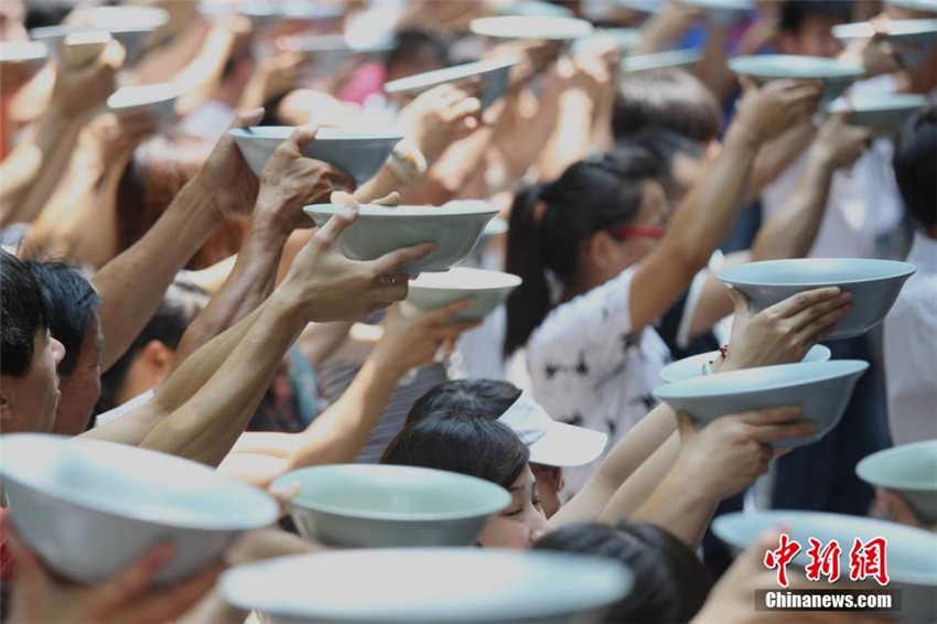 Tausend Touristen trinken Bier in Luoyang