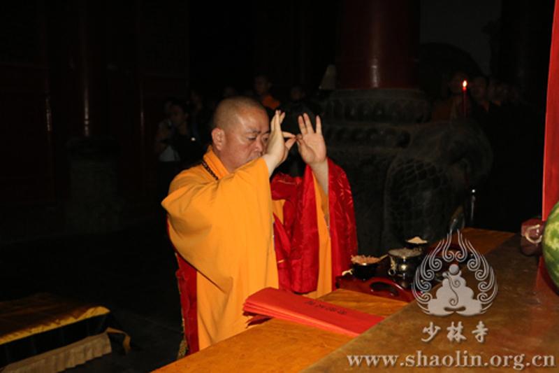 Shaolin-M?nche beten für die Explosions-Opfer