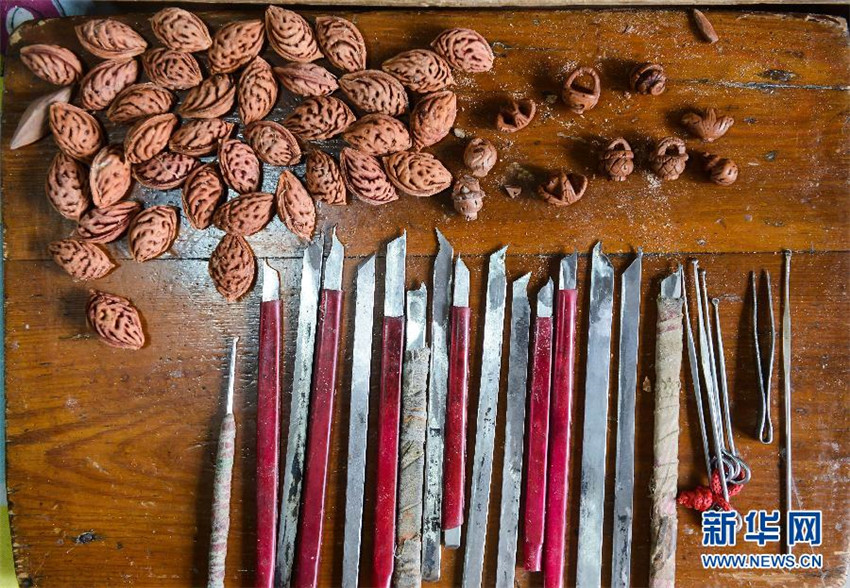 Pfirsichkern-Schnitzereien als Glücksbringer