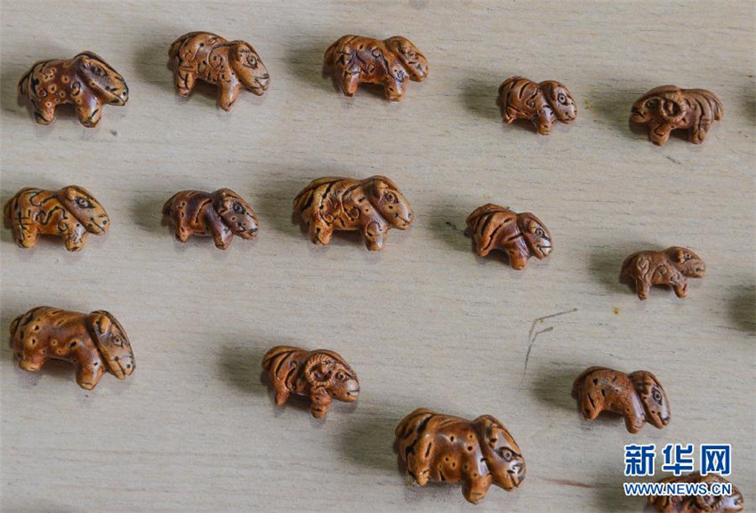 Pfirsichkern-Schnitzereien als Glücksbringer