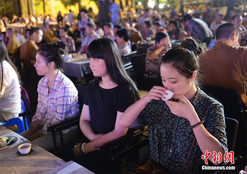 Danksagungs-Teeparty im Lingyin-Tempel