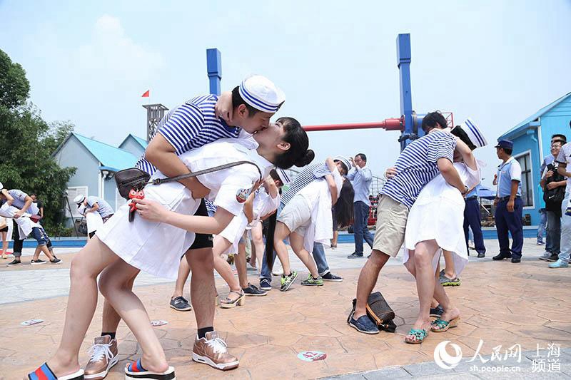 70 ?Siegesküsse“ in Shanghai