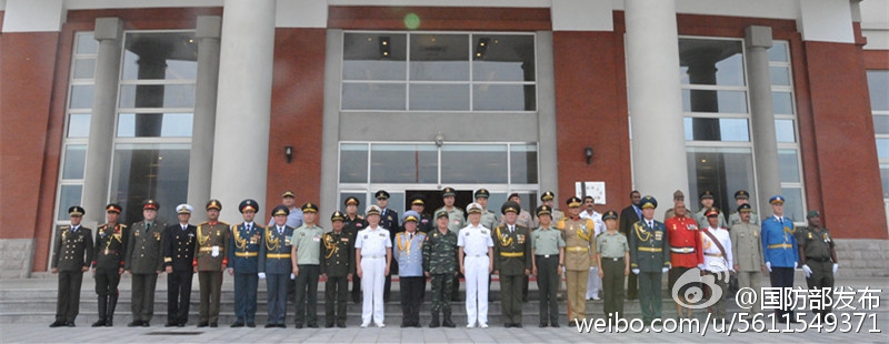 Ausl?ndische Paradenteilnehmer erhalten Gedenktafel