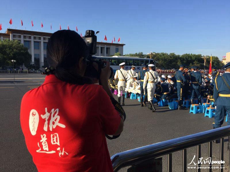 People’s Daily Online übertr?gt die Parade auf dem Tiananmen