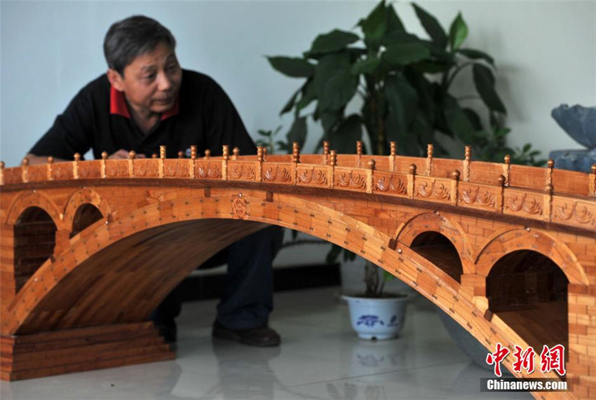 ?Mini-Zhaozhou-Brücke“ aus 7000 Holzstücken