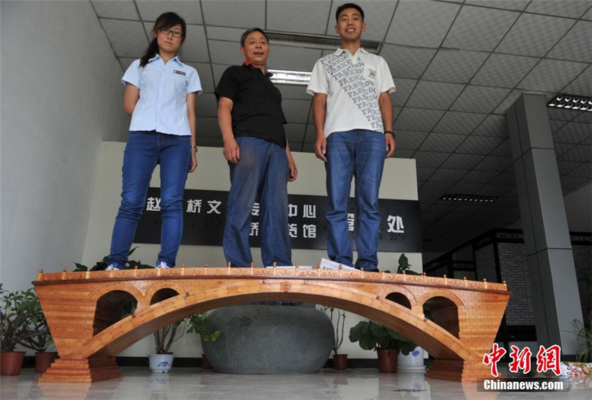 ?Mini-Zhaozhou-Brücke“ aus 7000 Holzstücken