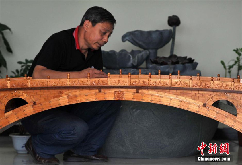 ?Mini-Zhaozhou-Brücke“ aus 7000 Holzstücken
