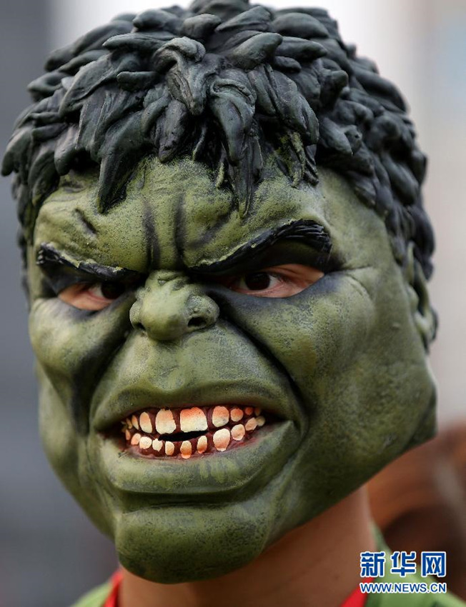 Maskottchen und Maskierte beim Beijing-Marathon