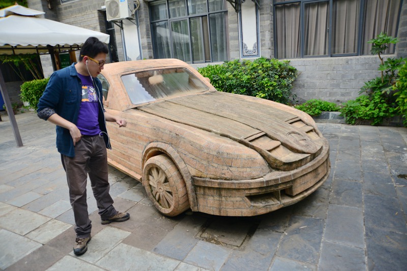 Backstein-?Mercedes“ in Dali