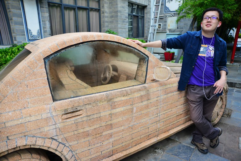 Backstein-?Mercedes“ in Dali