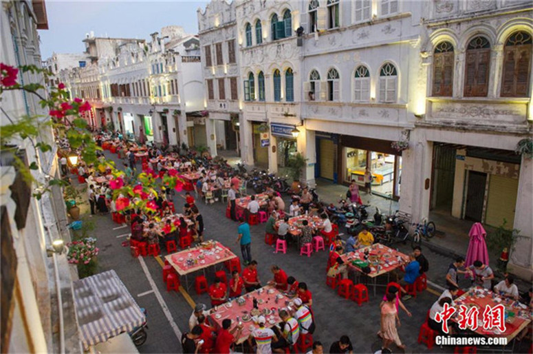 700 Personen speisen unter freiem Himmel