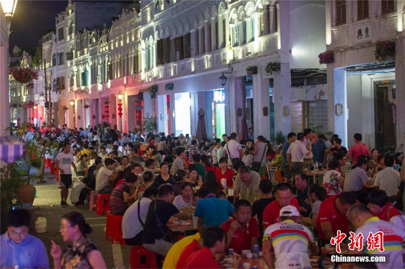 700 Personen speisen unter freiem Himmel