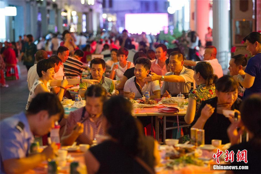 700 Personen speisen unter freiem Himmel