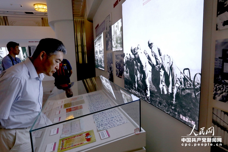 Ausstellung zum 60. Jubil?um der Gründung des Autonomen Gebiets Xinjiang