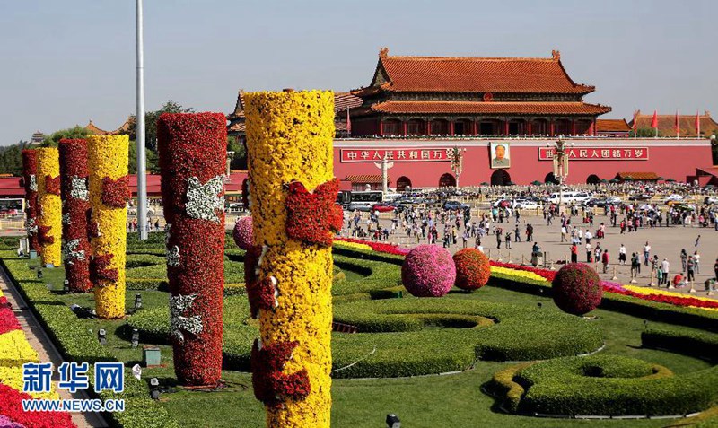 Riesiges Blumenbeet auf dem Tiananmen-Platz