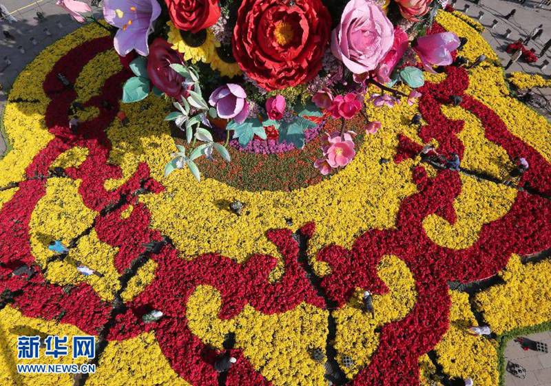 Riesiges Blumenbeet auf dem Tiananmen-Platz