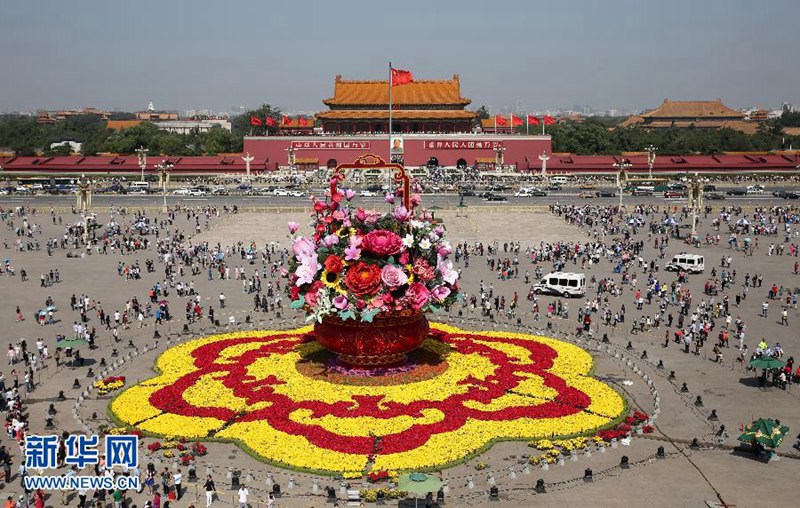 Riesiges Blumenbeet auf dem Tiananmen-Platz