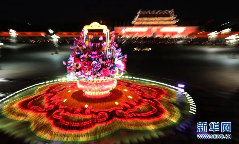 Riesiges Blumenbeet auf dem Tiananmen-Platz