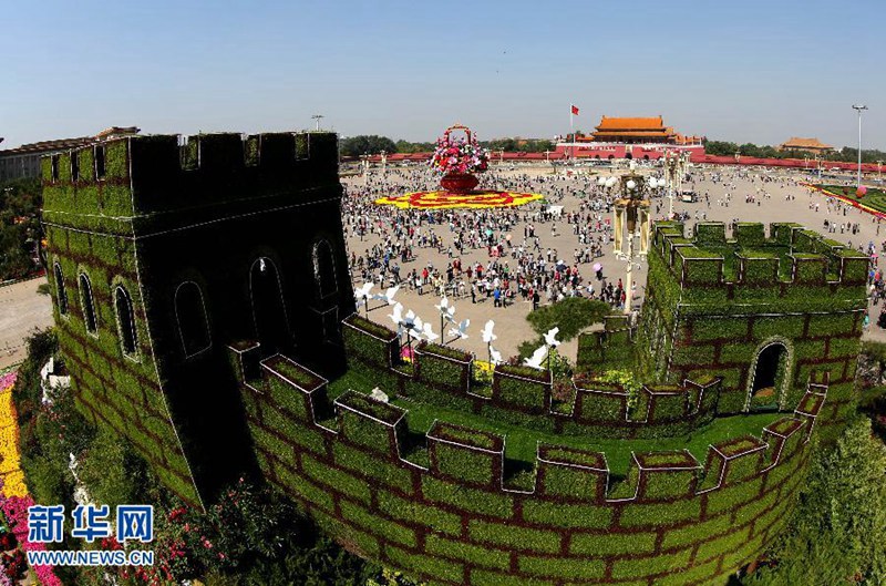 Riesiges Blumenbeet auf dem Tiananmen-Platz