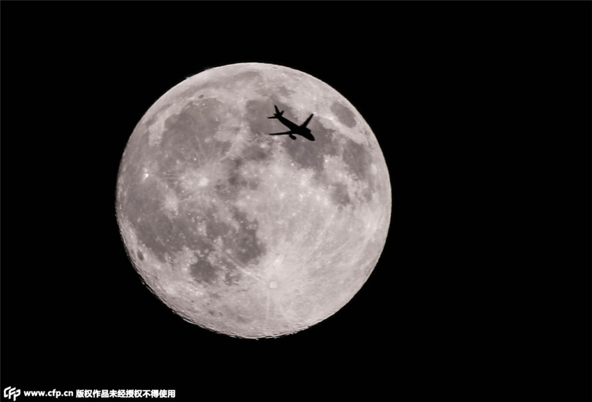 Supergro?er Vollmond über Chinas Himmel