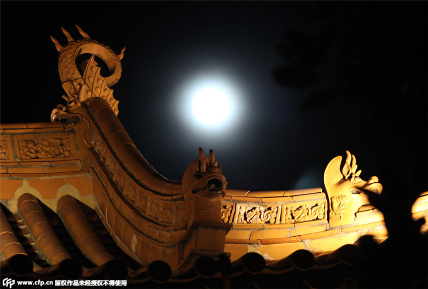 Supergro?er Vollmond über Chinas Himmel