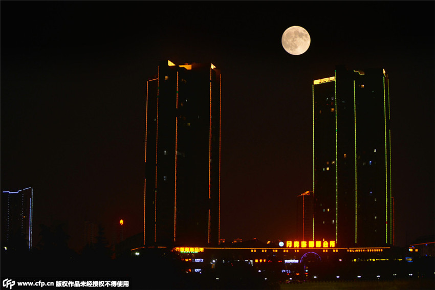 Supergro?er Vollmond über Chinas Himmel