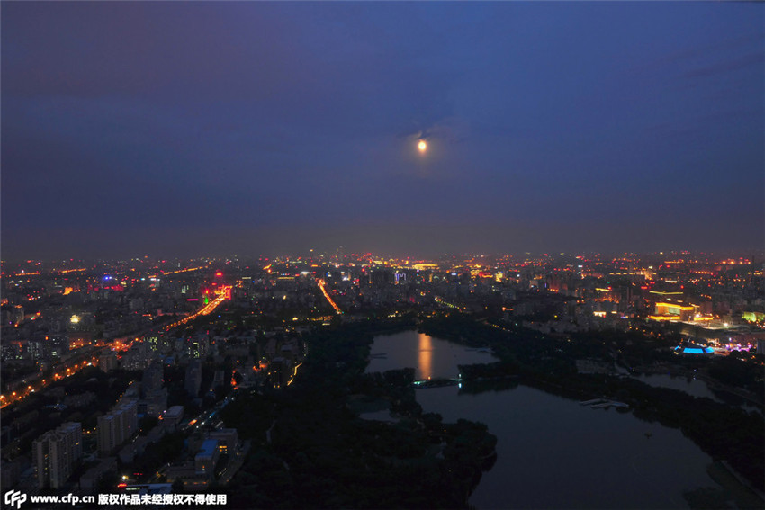 Supergro?er Vollmond über Chinas Himmel