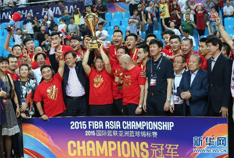 Chinas m?nnliche Basketballmannschaft gewinnt Champion der FIBA Asienmeisterschafter und Eintrittskarte in den Olympischen Spielen in Rio de Janeiro