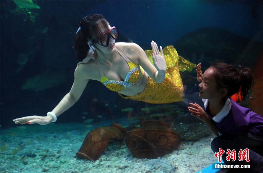 Mutter und Tochter als Meerjungfrauen