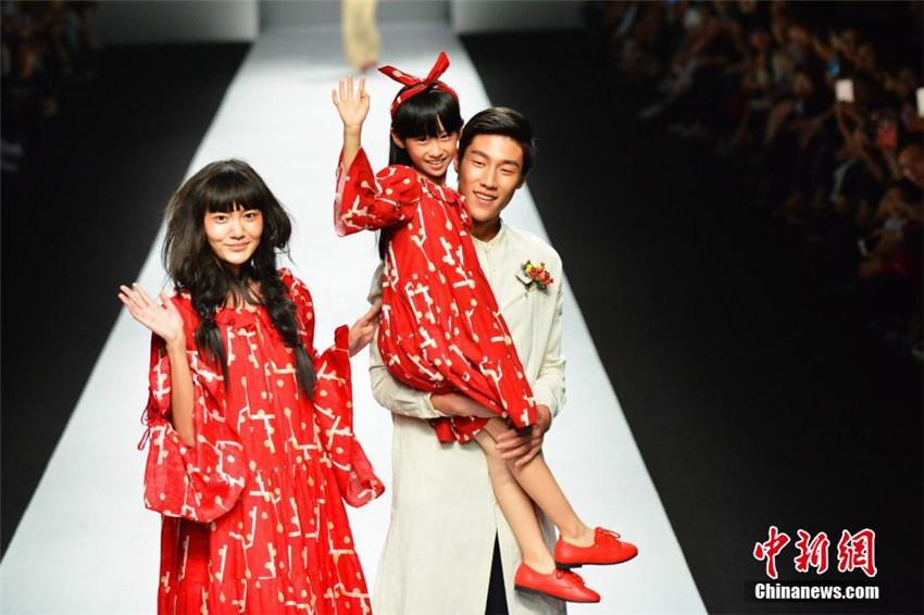 Alt und Jung modelt auf Shanghaier Modenschau