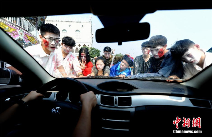 ?Zombies“ machen Bungee-Jumping in Changsha