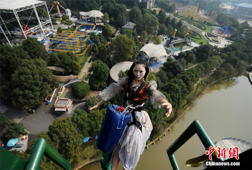 ?Zombies“ machen Bungee-Jumping in Changsha