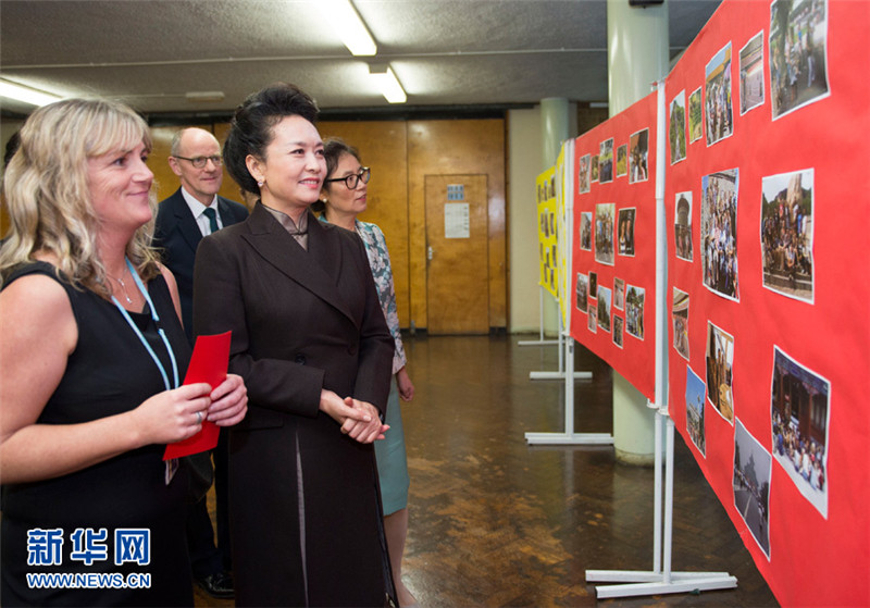 First Lady Peng besucht UK-Schulen