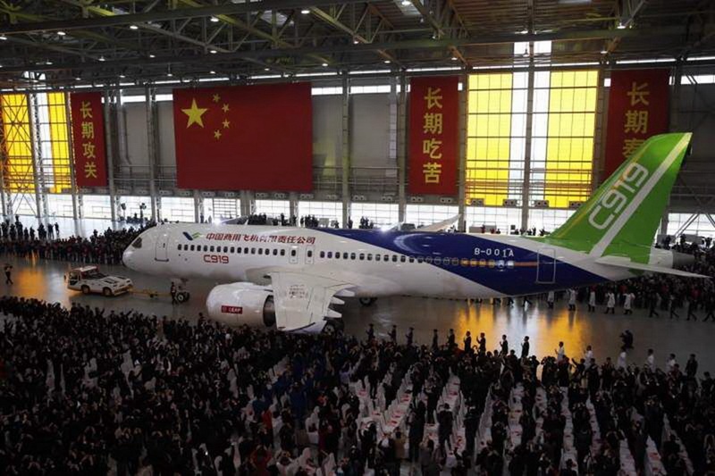 Chinesischer Jumbo C919 l?uft vom Band